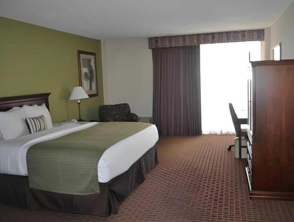 Garden Plaza Hotel Saddle Brook Exterior photo