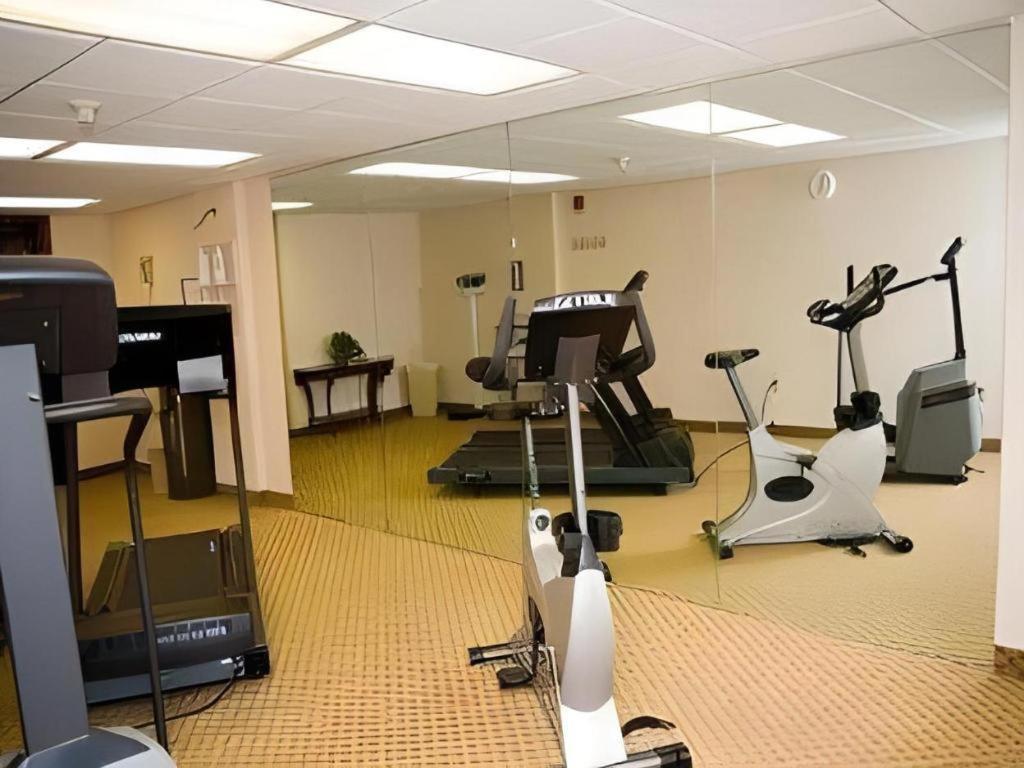 Garden Plaza Hotel Saddle Brook Exterior photo