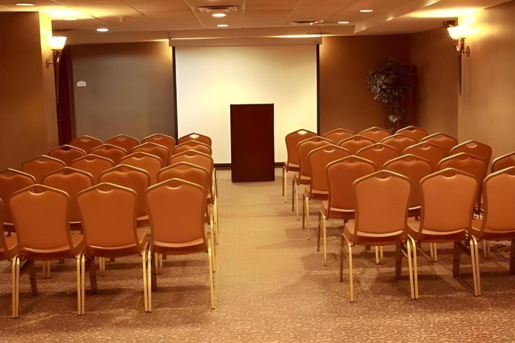 Garden Plaza Hotel Saddle Brook Exterior photo