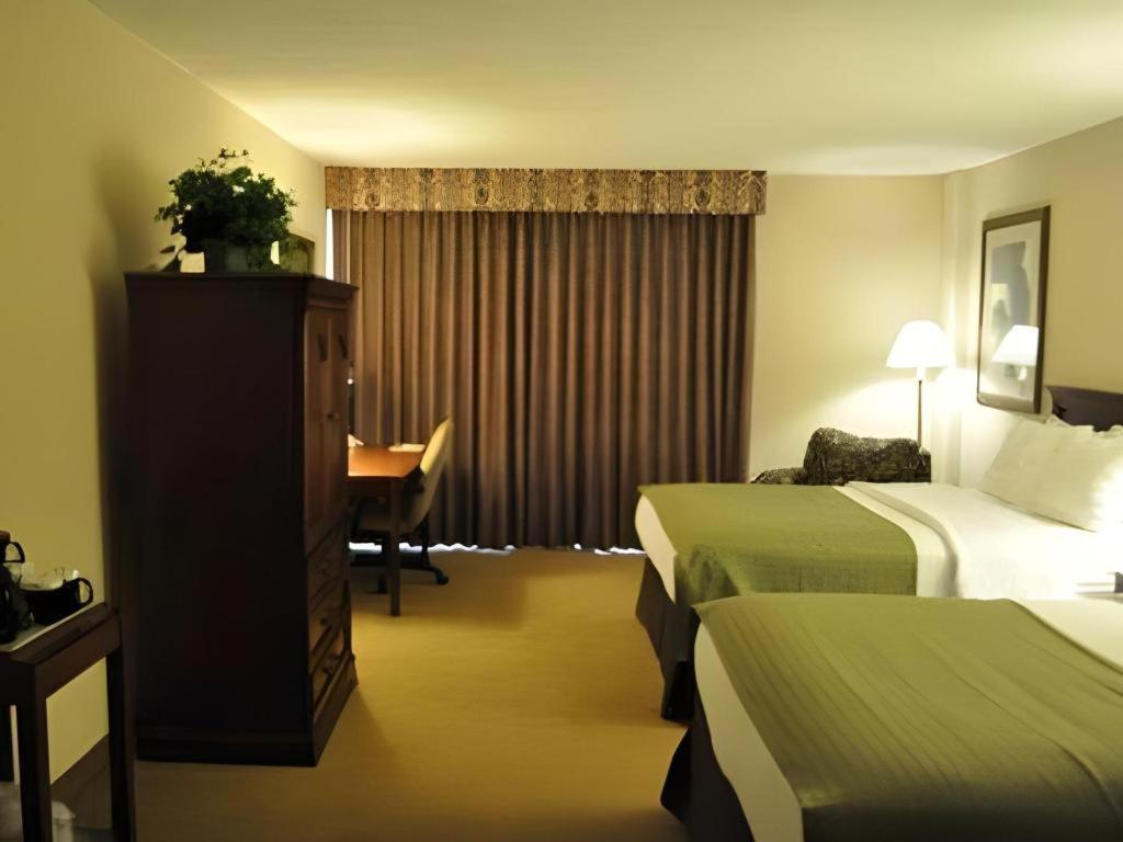 Garden Plaza Hotel Saddle Brook Exterior photo