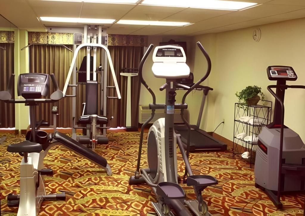 Garden Plaza Hotel Saddle Brook Exterior photo