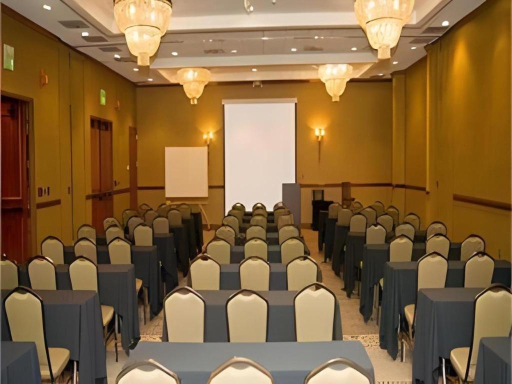 Garden Plaza Hotel Saddle Brook Exterior photo
