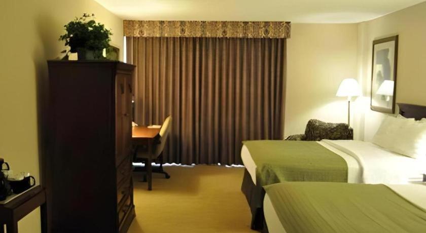 Garden Plaza Hotel Saddle Brook Exterior photo