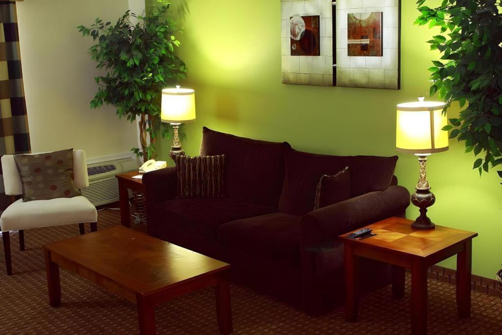 Garden Plaza Hotel Saddle Brook Exterior photo