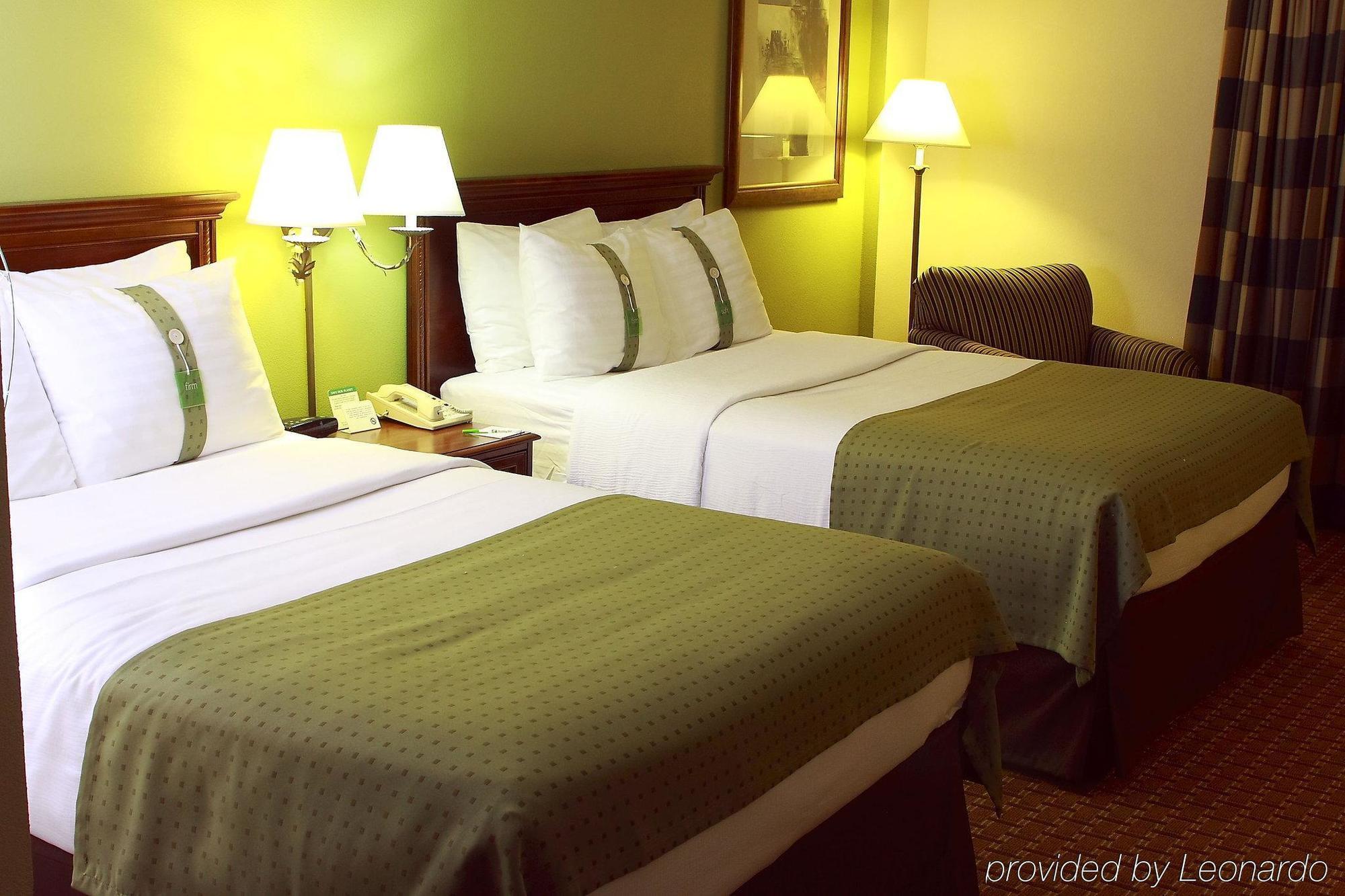 Garden Plaza Hotel Saddle Brook Room photo