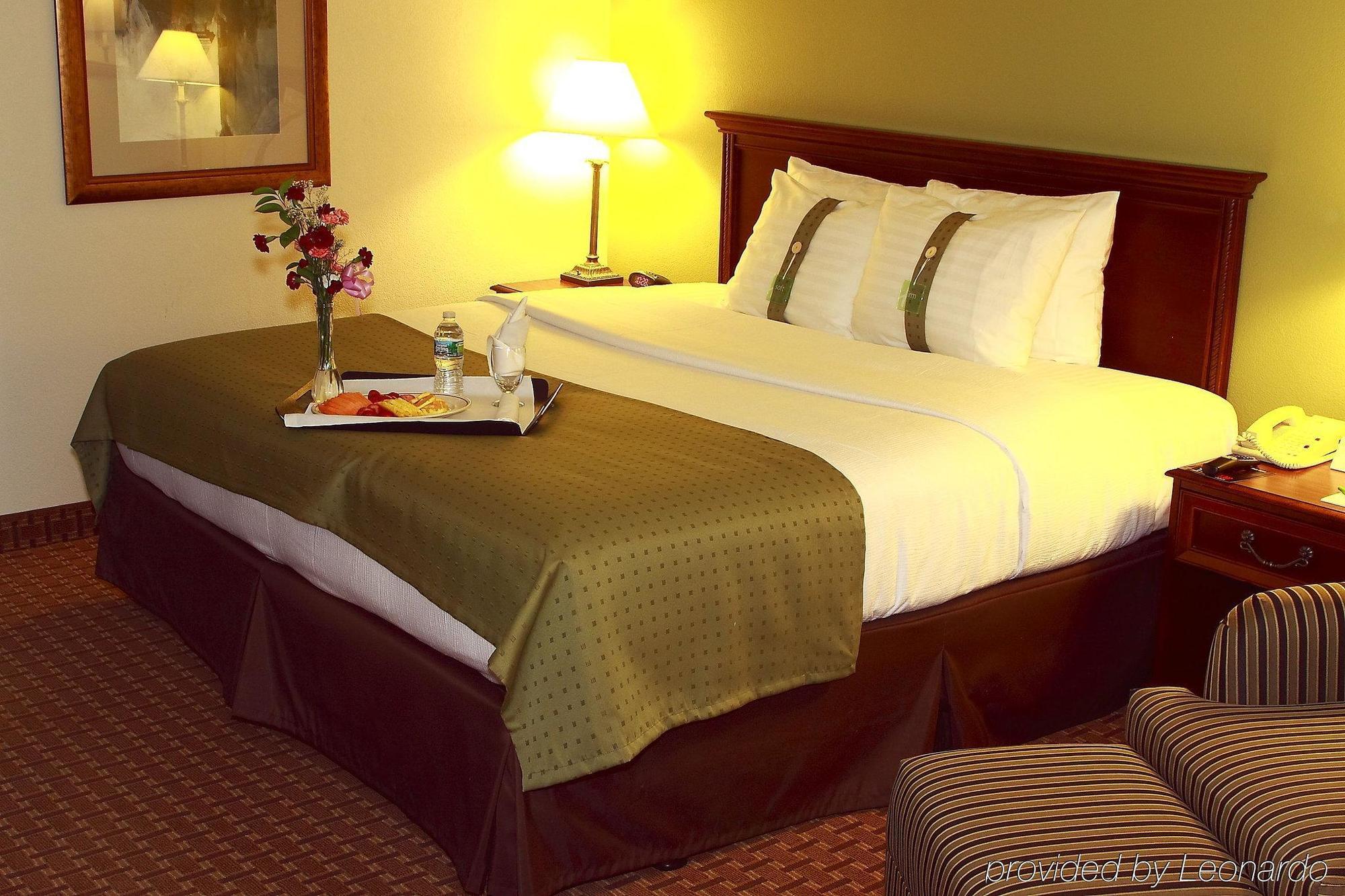 Garden Plaza Hotel Saddle Brook Room photo