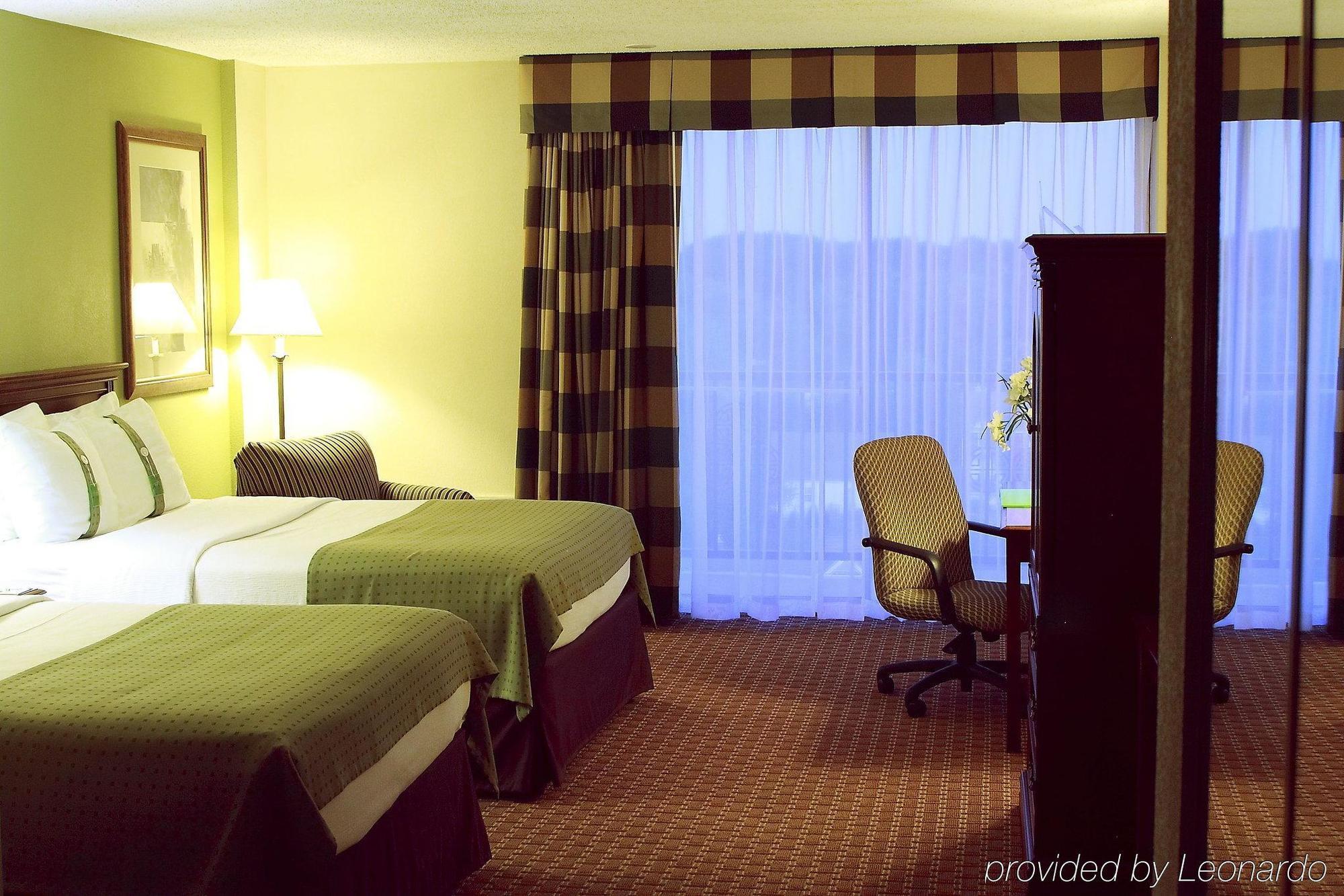 Garden Plaza Hotel Saddle Brook Room photo