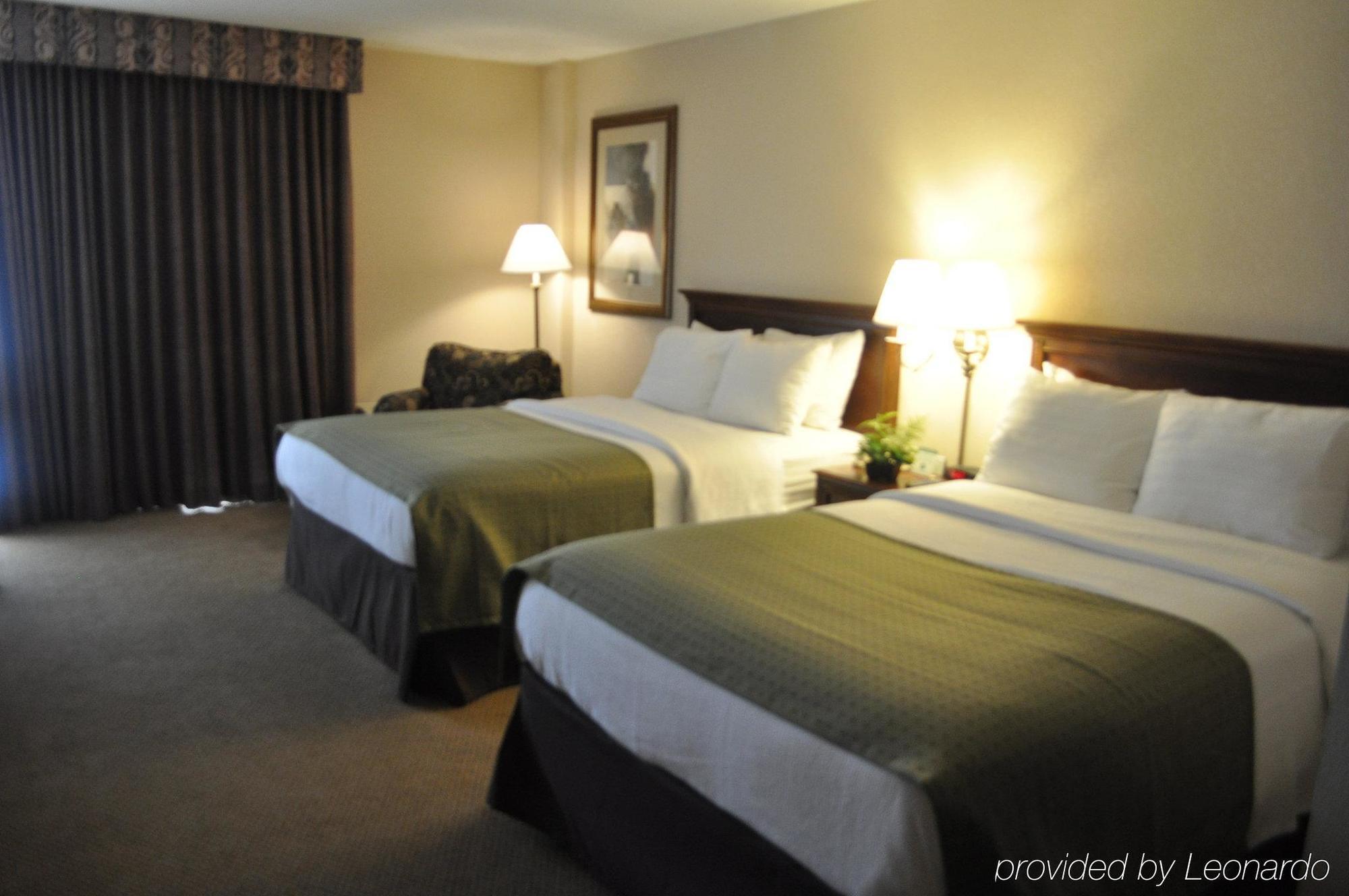 Garden Plaza Hotel Saddle Brook Room photo