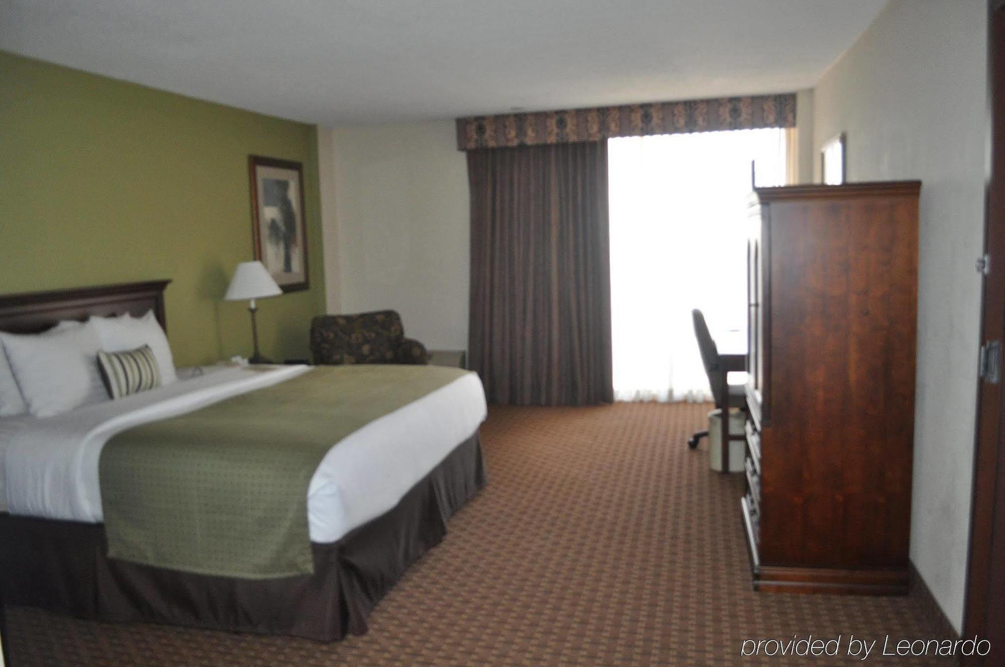 Garden Plaza Hotel Saddle Brook Room photo