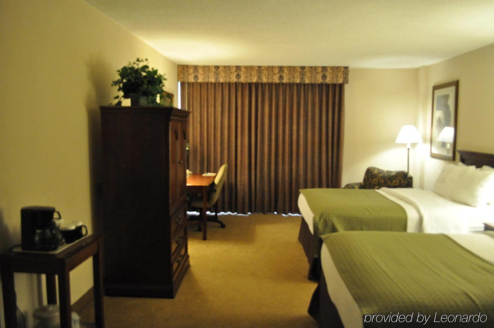 Garden Plaza Hotel Saddle Brook Room photo